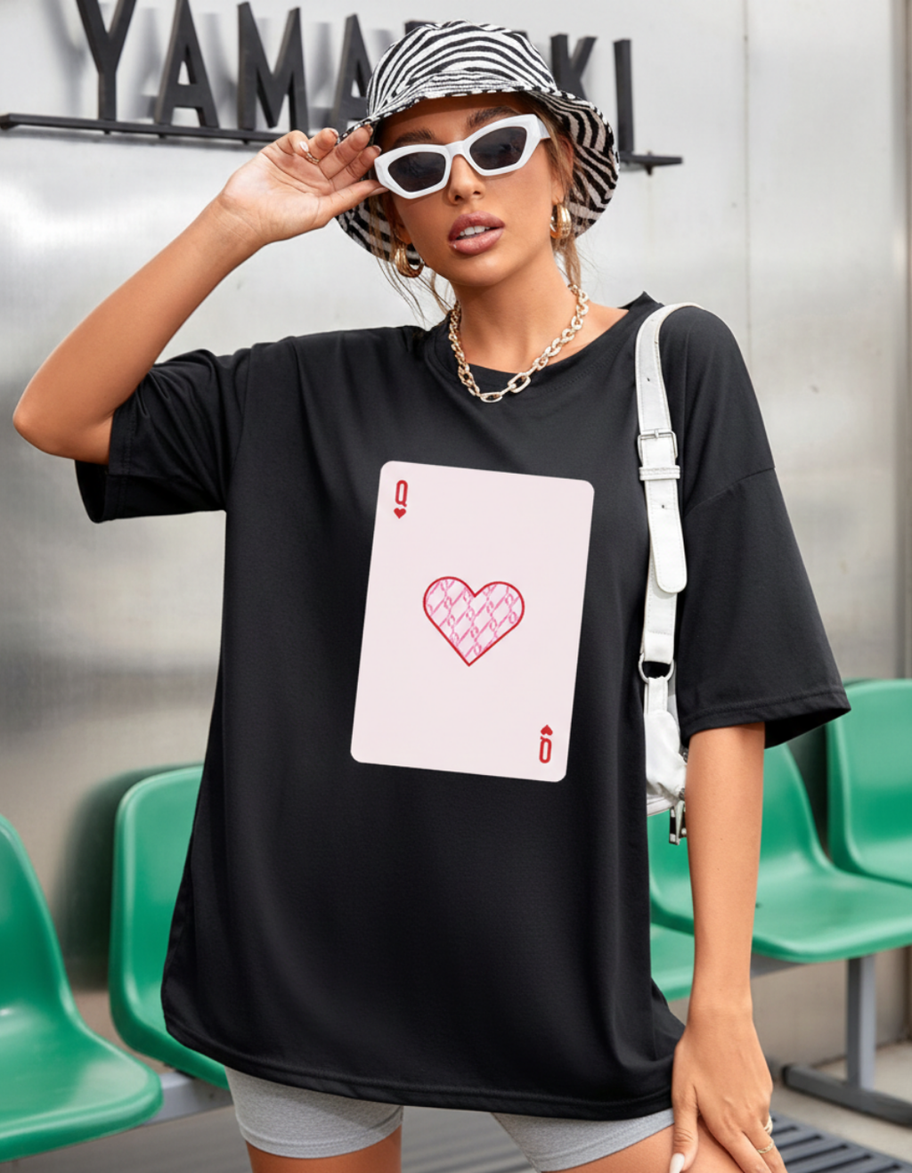 QUEEN OF HEARTS OVERSIZED T-SHIRT